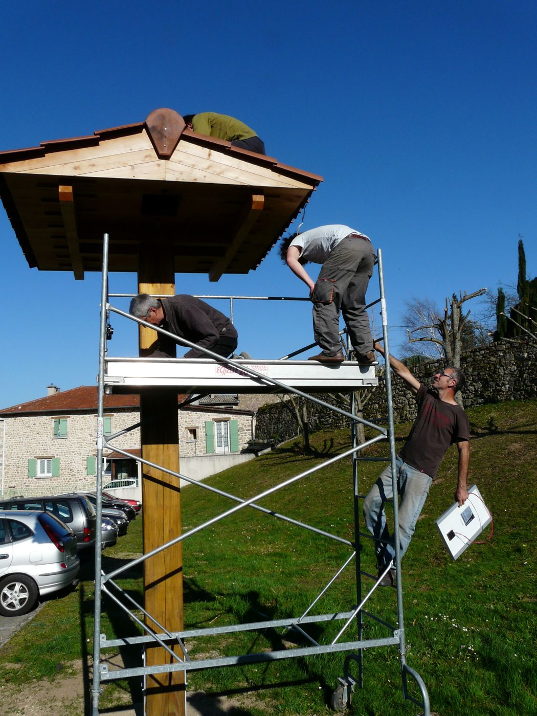 Bénévoles montant une tour à hirondelles