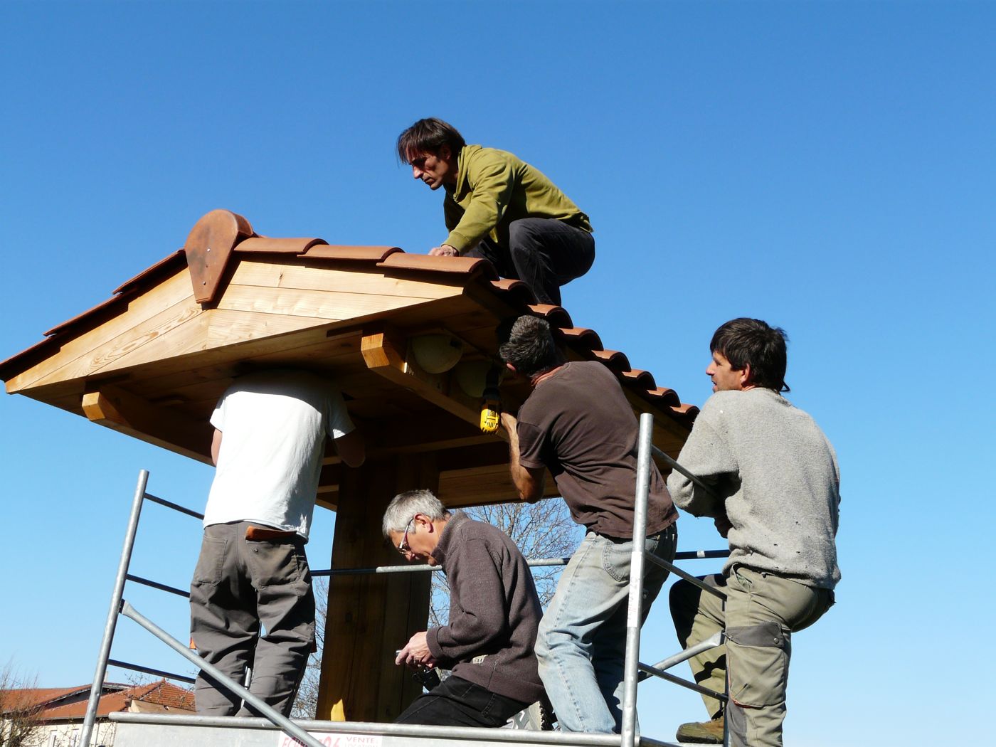 Montage d'une maison à hirondelles